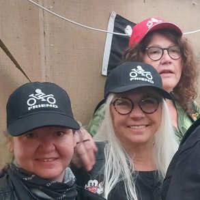 BikerFriend Kasket. R�d eller Sort - med logo.
